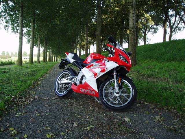 aprilia rs50 fluo red 2-.jpg