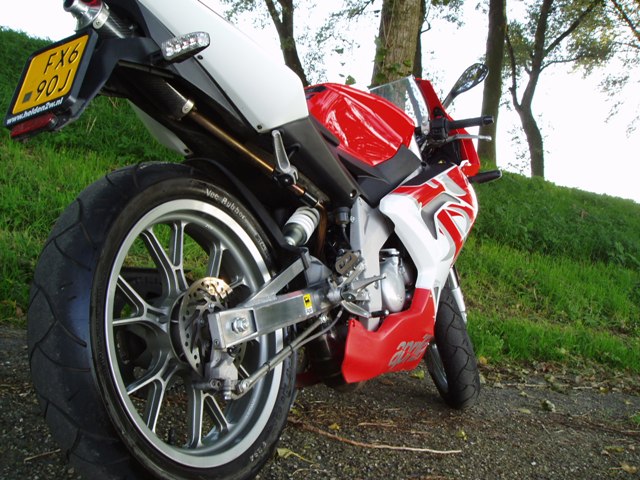 aprilia rs50 fluo red 7-.jpg