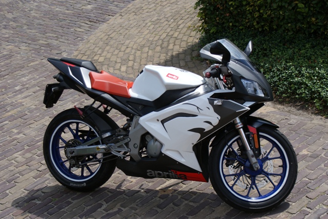 aprilia 1.JPG