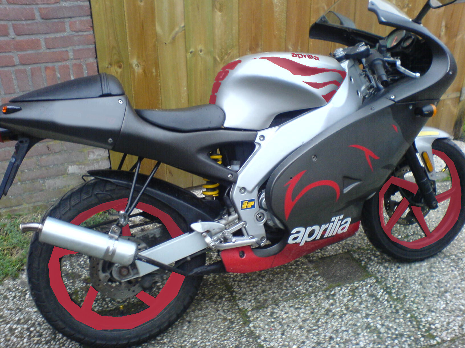 DSC00211 Bewerkt rode letters aprilia en buikplaats.jpg